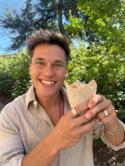 Jeg viser en sandwich frem i køkkenet